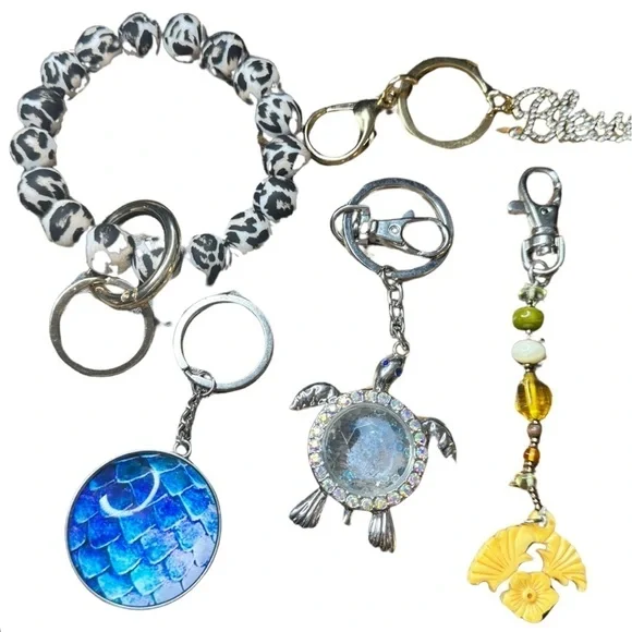 11 Womens Keychains (Used - Good Condition) 🗝️💕✨ - Picture 4 of 5